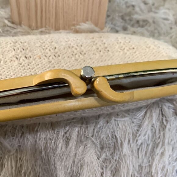 Vintage Crocheted Clutch With Bakelite Handle Unbranded - Picture 11 of 17